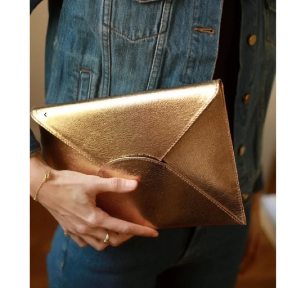 Sezane Clutch Olivette. Beige Crocodile